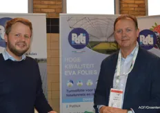 Johan van Tuijl with colleague Luigi Pezzon of Pati. The company sees the demand for slightly diffuse foils increasing in hydroponic strawberry cultivation.
